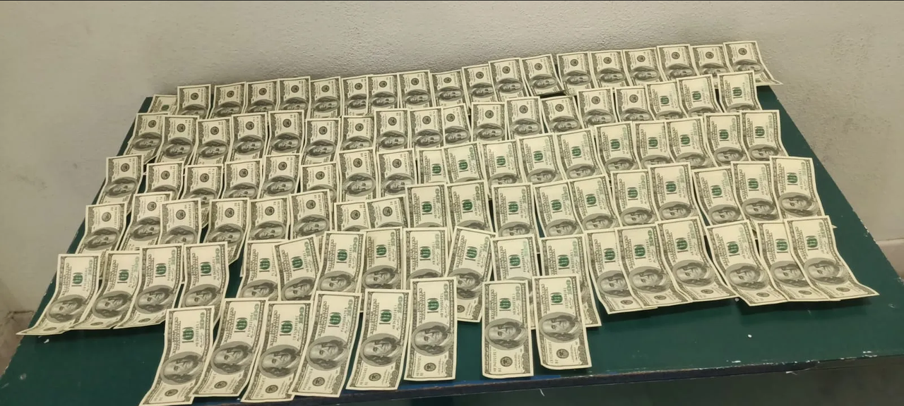 Aseguran dólares apócrifos escondidos en una bocina; sucedió en Querétaro