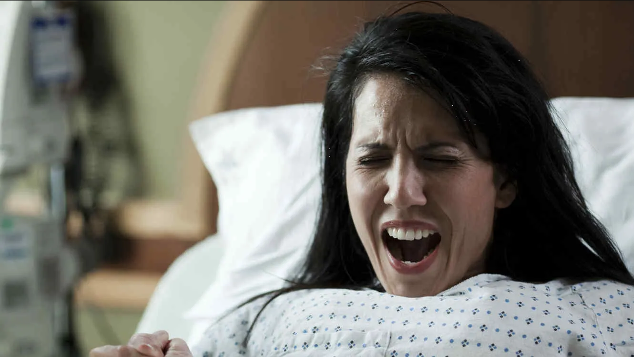 Enfermeras se burlan de una mujer en pleno parto y todo para tener un TikTok