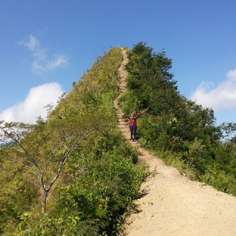 Jalur setapak menuju Puncak Gunung Kukusan