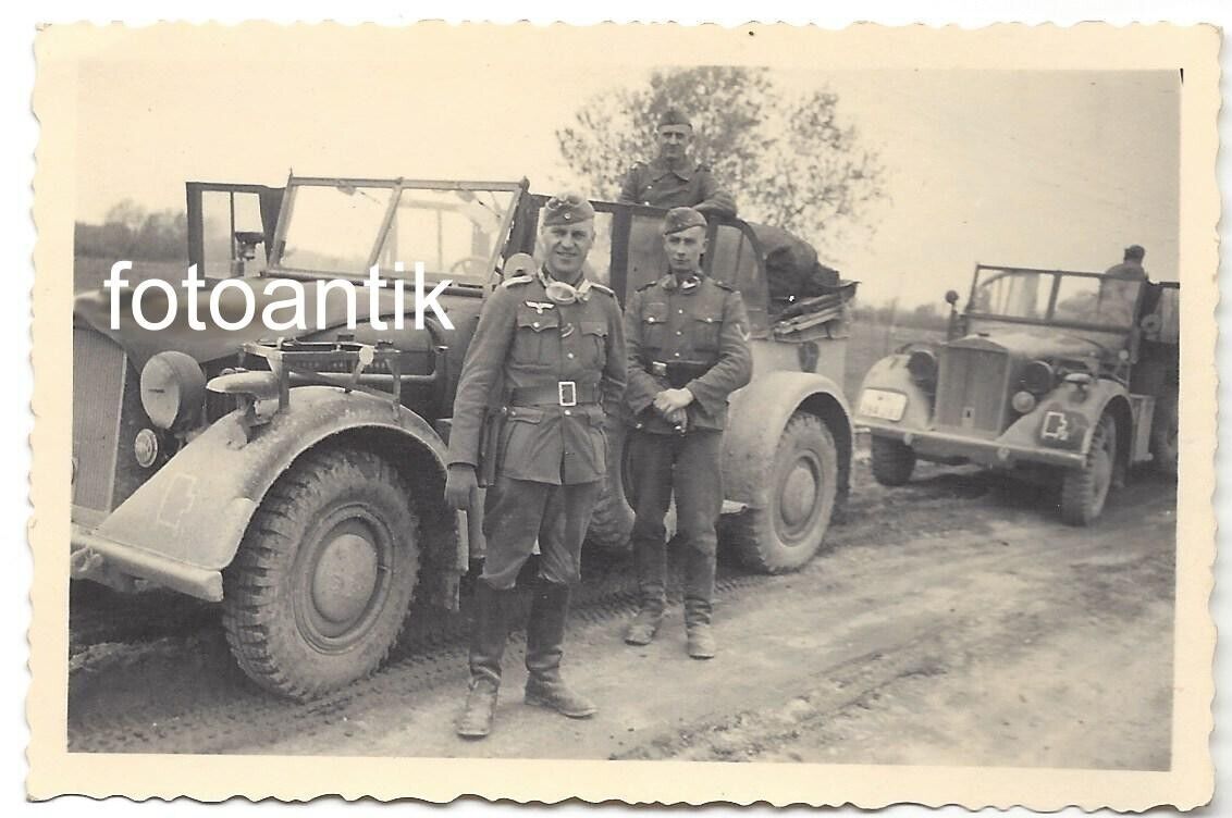 Foto 2 WK OSTFRONT WH Kübelwagen mit Flieger -Kennung Soldat Ausrüstung
