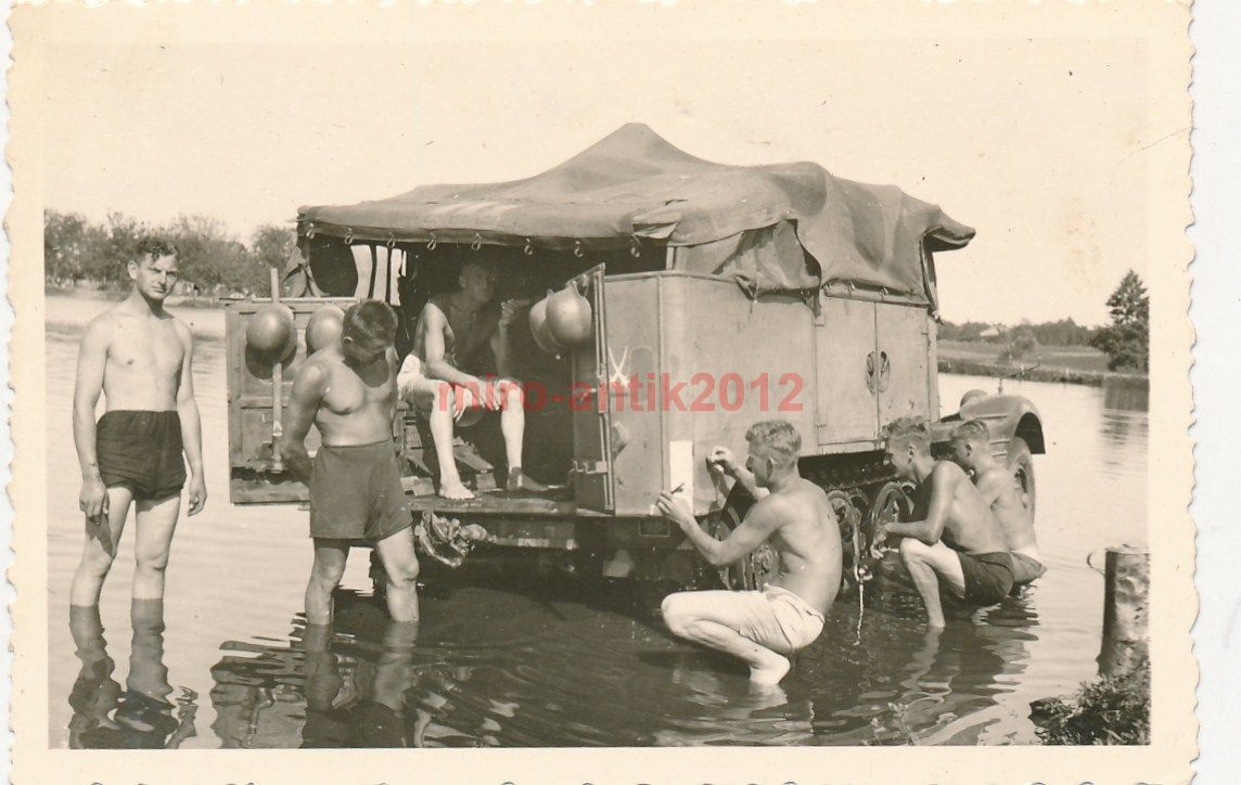 Foto, Halbkette reinigen im Fluß vom Feldzug in Polen 1939
