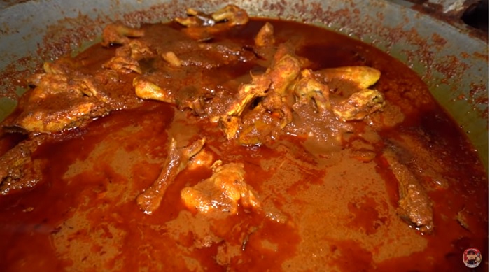 Proses ungkep di Ayam Bakar Lumpur Lapindo.