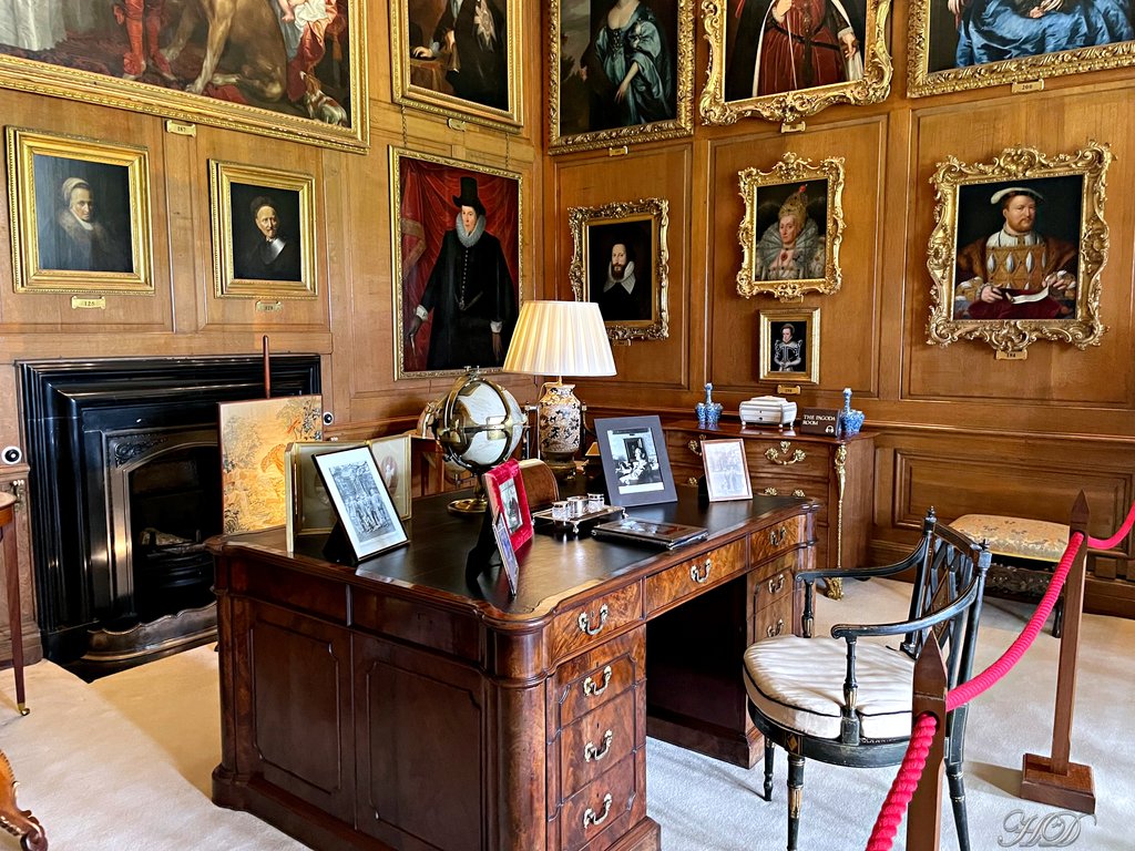 House-BH-Desk-HD.jpg