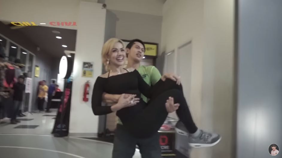 Irfan Sebastian menggendong Barbie Kumalasari