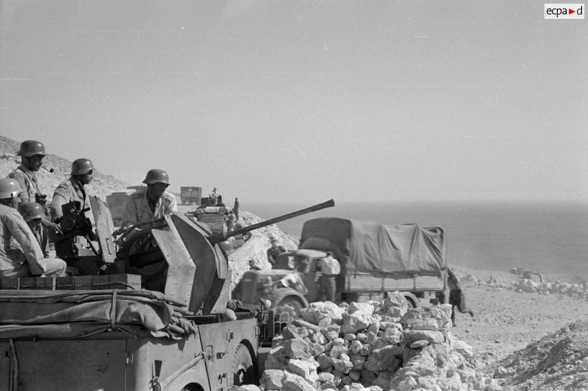 Un canon de 2 cm Flak.38 installé sur une voiture Horch Kfz.18 de la Luftwaffe. (3)