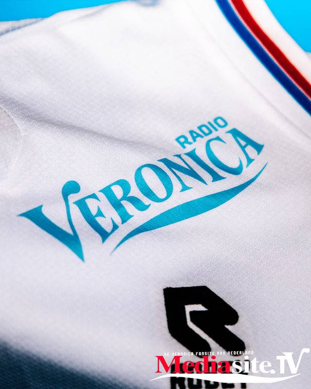 Radio-Veronica-prijkt op het Telstar-Shirt