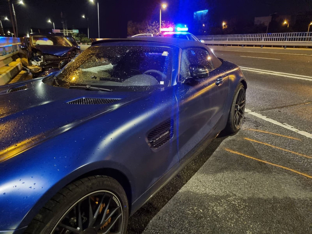 Vezetéstől eltiltott 19 éves sofőr okozott balesetet luxusautójával az Egér  úton - Balesetinfo