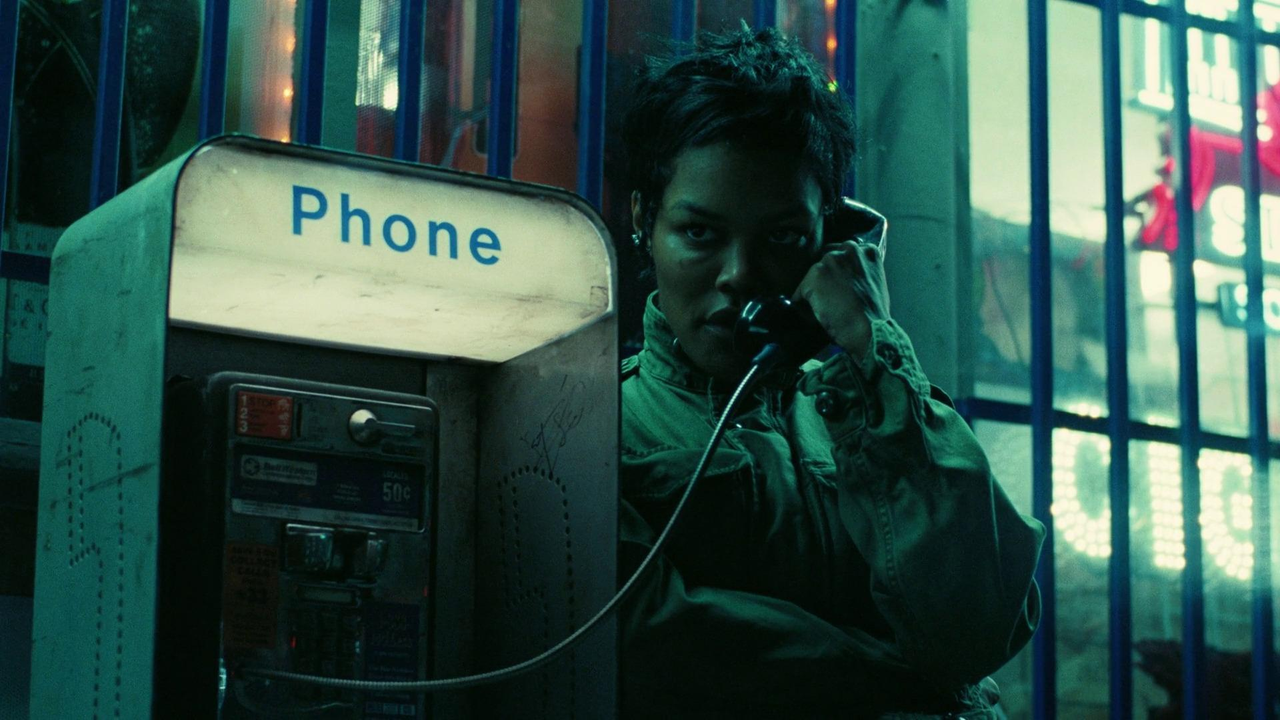 screencap do filme mostrando teyana taylor falando em um telefone público a noite