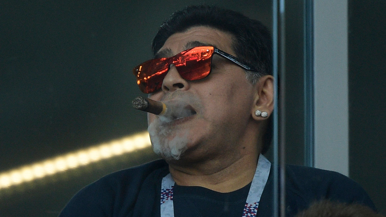 diego-maradona-cigar