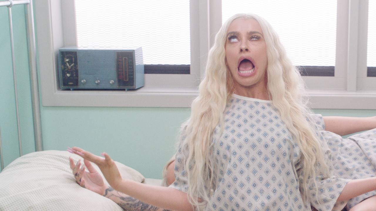 Iggy Azalea ft. Alice Chater - Lola .mov_snapshot_03.36.323_[2023.01.27_06.24.59]