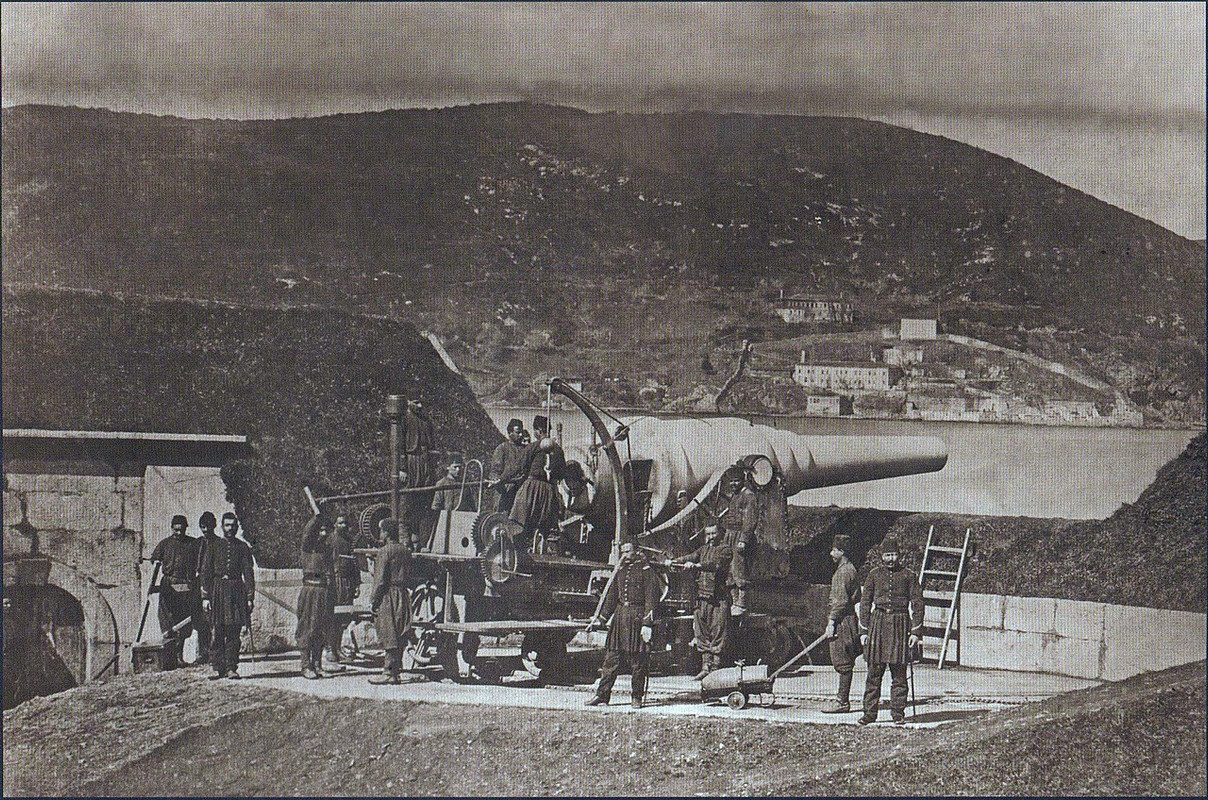 1280px-0600_Турецкая_оборона_Босфора._Установка_двухдюймовой_мортиры_батареи_Маджар-тепе