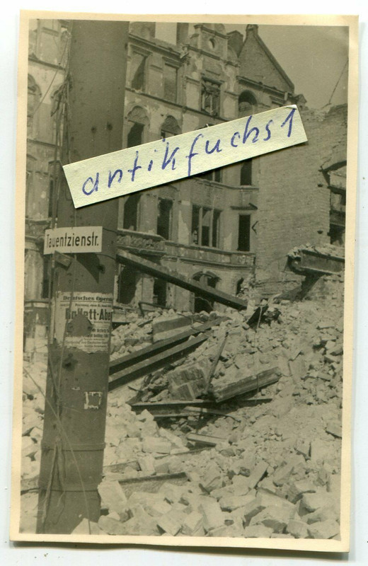 die stark zerstörte Tauentzienstrasse in Berlin 1945