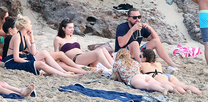 leonardo-dicaprio-girls-beach-st-barth-010215