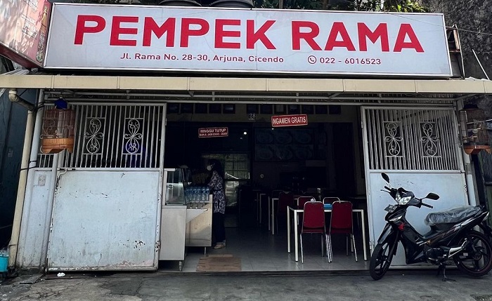Pempek Rama, rekomendasi kuliner malam di Bandung yang legendaris.