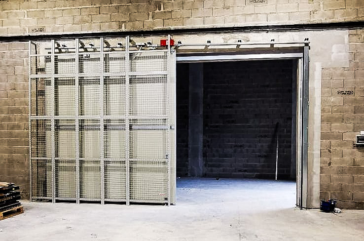 Détail d'une porte coupe-feu rouge