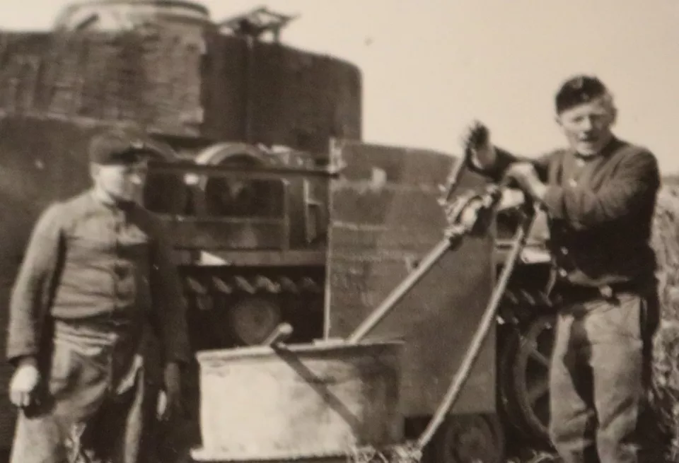 sechs tolle alte Fotos - Panzertruppe mit Panzer IV Ausf. H - Zimmerit - Seitenk (3)