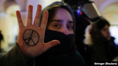 Photographie d'une manifestante défilant dans les rues de Mistohir le 20 Mars dernier.