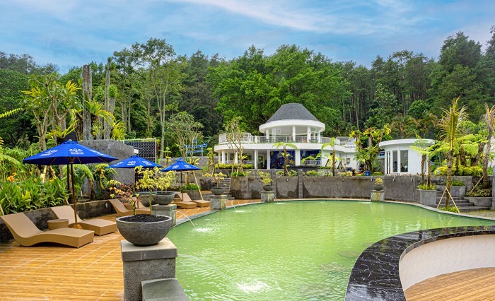 Songgoriti Hot Springs adalah tempat yang sempurna untuk meresapi suasana damai dan menyegarkan diri. Letaknya yang strategis di tengah lembah perbukitan membuatnya memiliki udara sejuk dan alami.