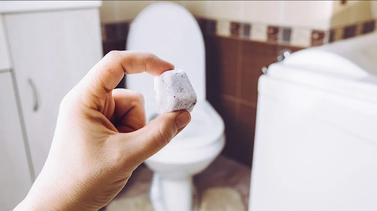 ¿Cómo hacer pastillas de bicarbonato para limpiar el baño?