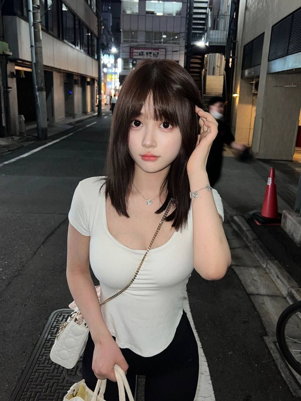逢甲商圈活潑甜美小隻馬風格女生照片