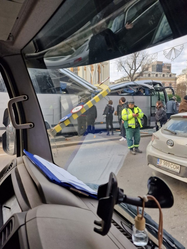 [Imagine: accident-pasajul-unirii-bucuresti-2.jpg]