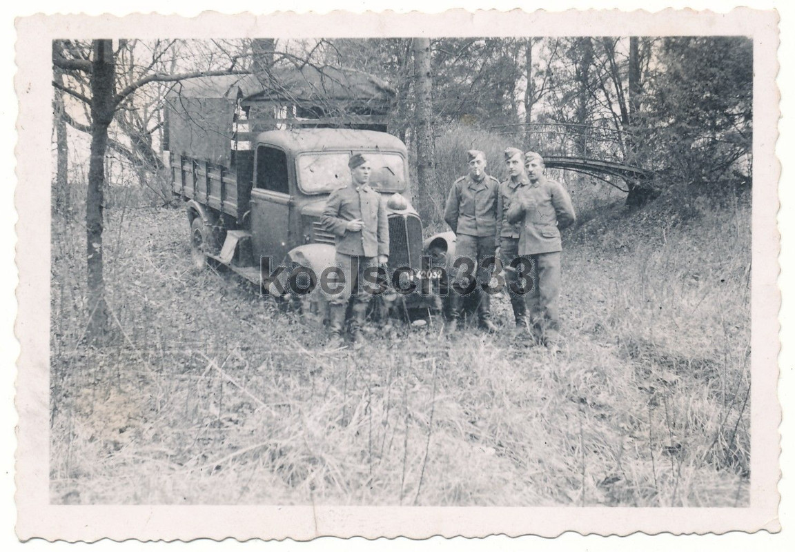 Foto Soldaten der Luftwaffe mit französischem Re