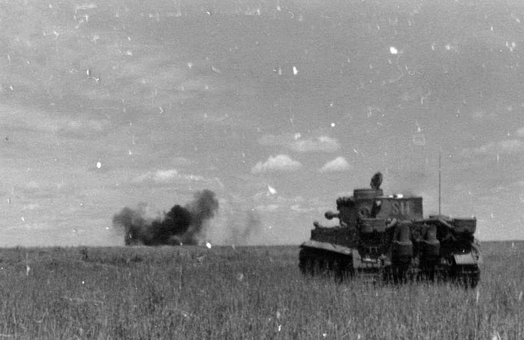 Tiger I abre fuego sobre un tanque ruso durante la Operación Ciudadela