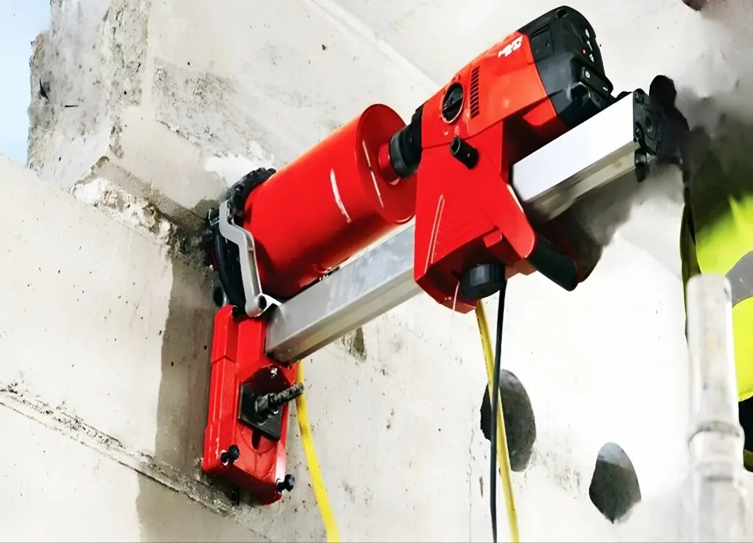 عينة لب خرساني أسطوانية نظيفة مستخرجة من هيكل.