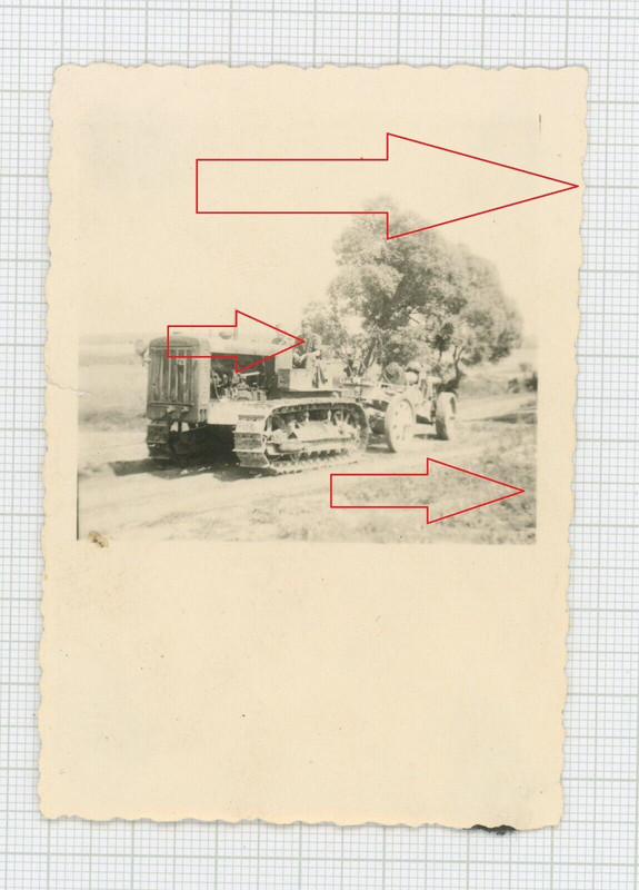 Foto Wehrmacht Raupenschlepper zieht ein Geschütz