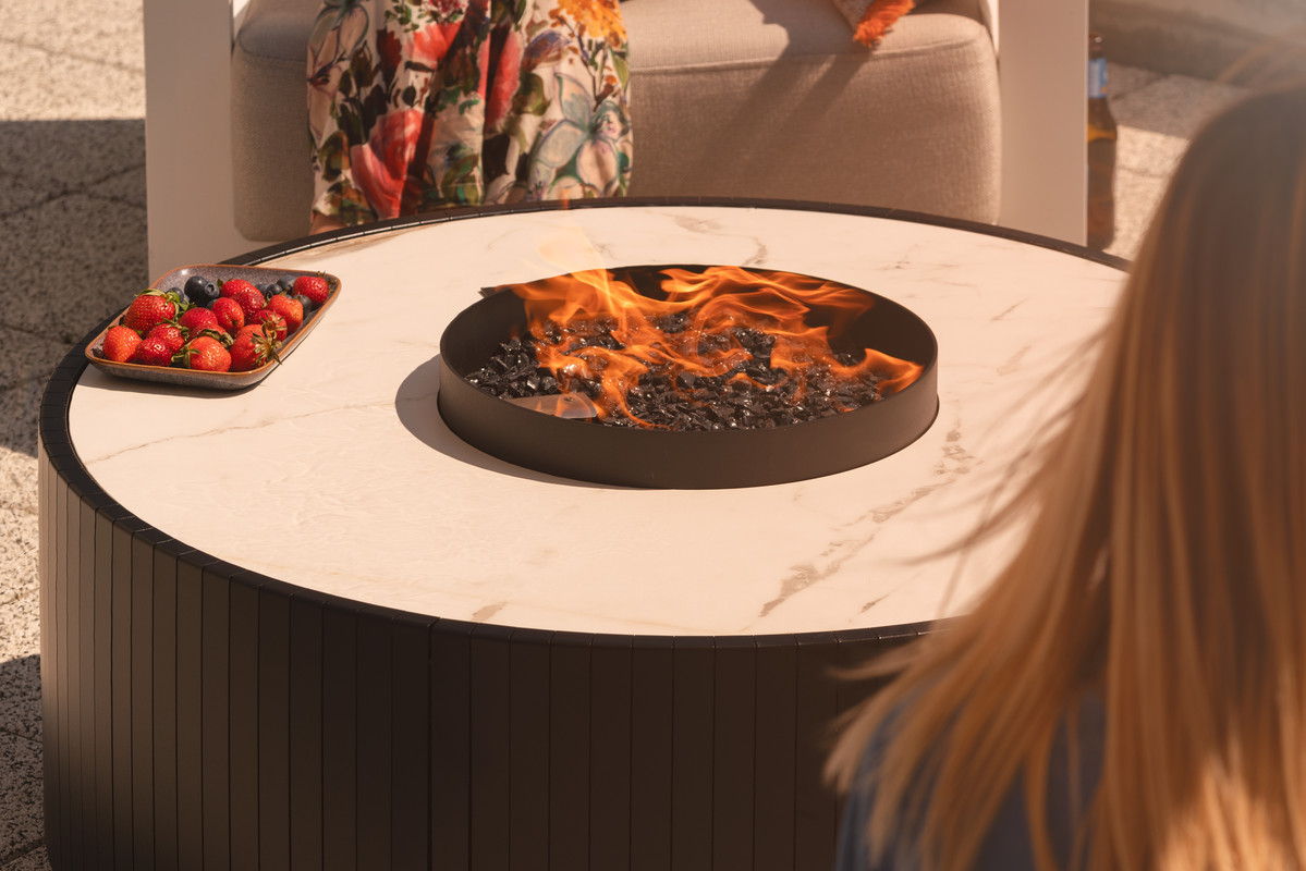 Stella Table – stół z ogniem