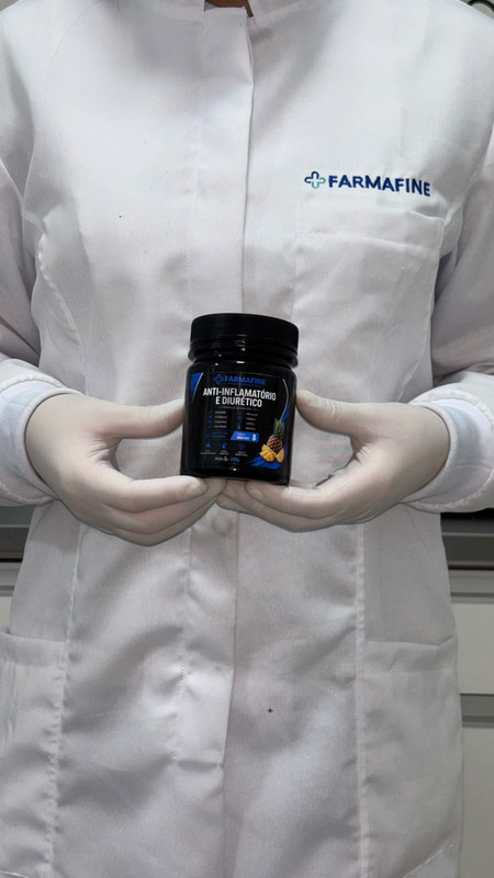 Profissional de saúde com o Anti-inflamatório e Diurético Farmafine