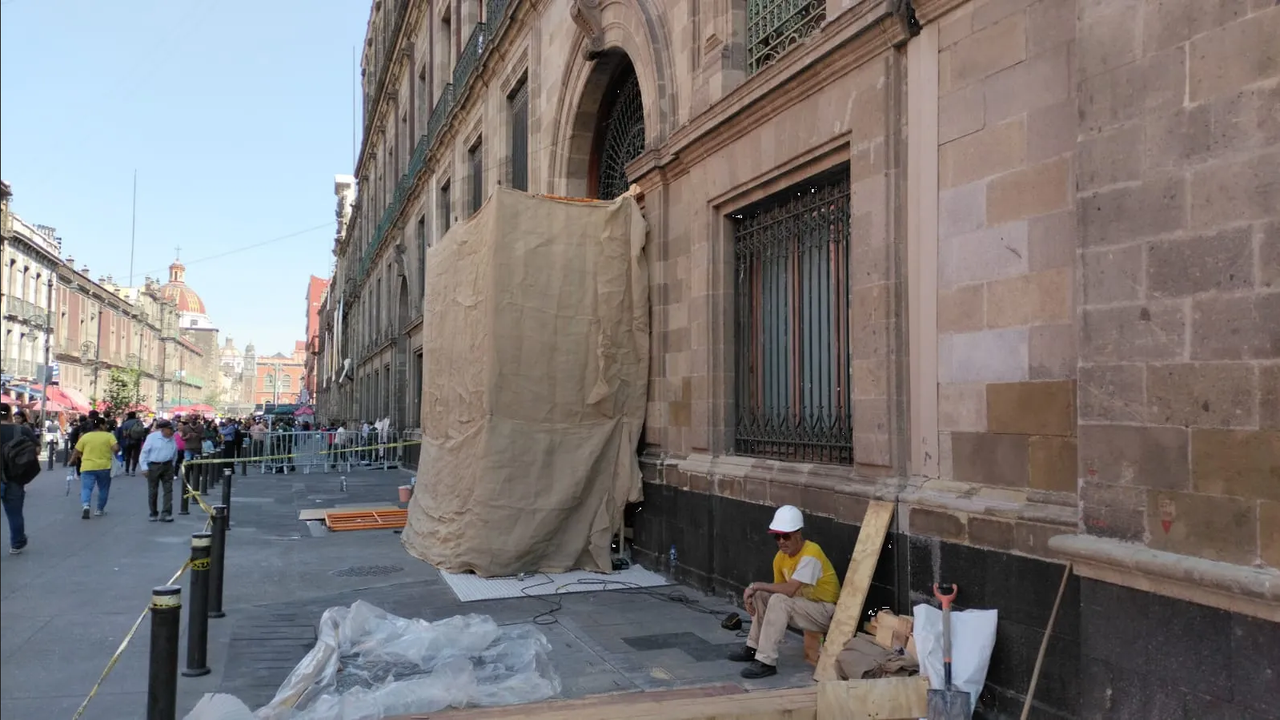 Rehabilitan puerta y cristales de Palacio Nacional, tras “portonazo” de Ayotzinapa