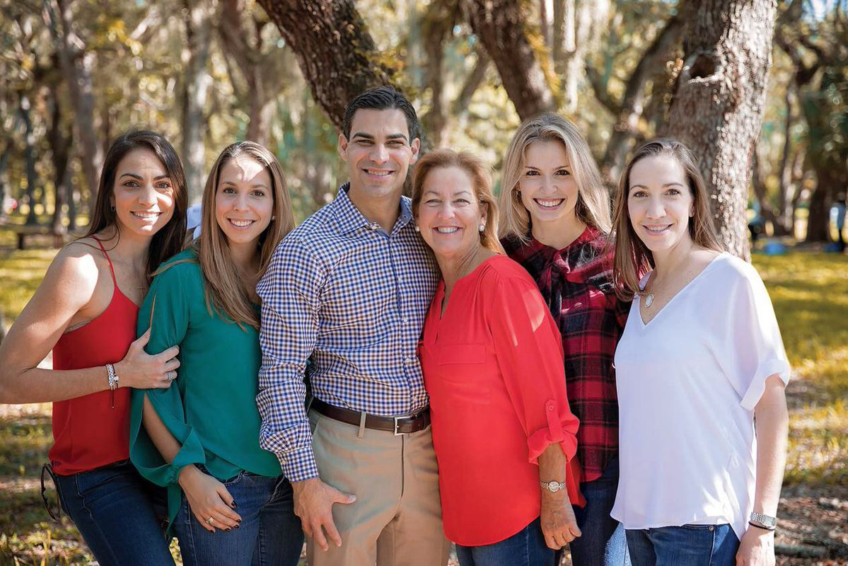 Francis Suarez with his mother wife and siblings