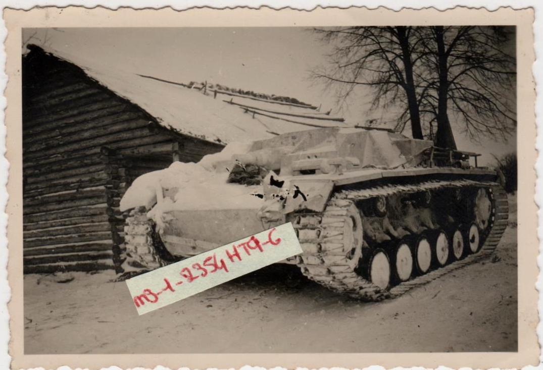 Wehrmacht Sturmgeschütz  total verschneit  in OLONINO Russland 1
