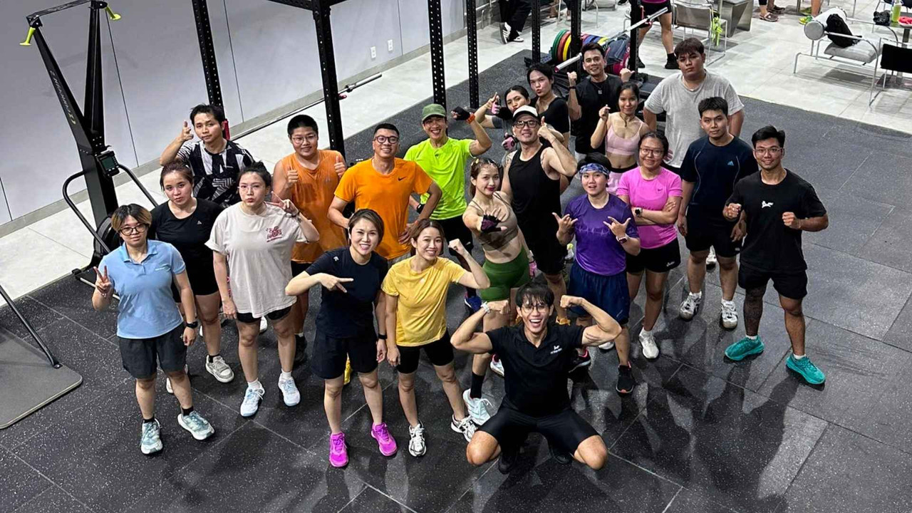 Cộng đồng học viên Fox Strength chụp ảnh nhóm sau buổi tập tại Active Fox