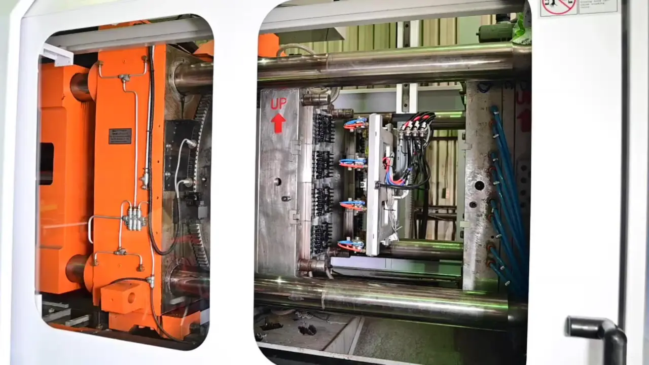 Huarong's dual injection molding machine