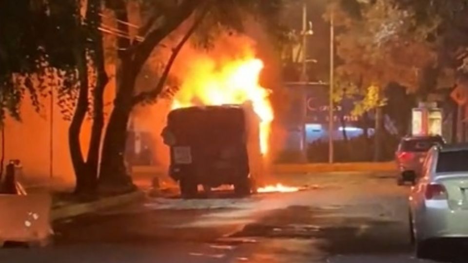 Macabro hallazgo: Bomberos de la CDMX apagan incendio de auto y encuentran cuerpo calcinado