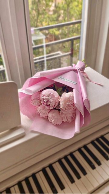 pink-flowers-piano.jpg