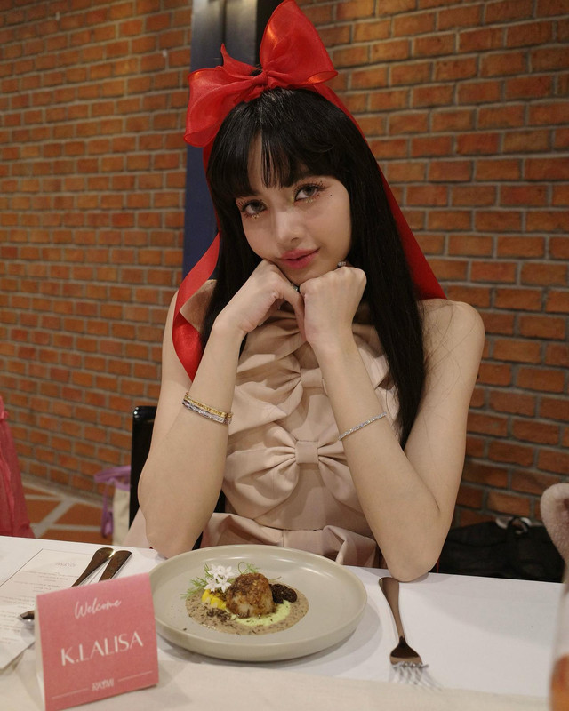 Momen ulang tahun Lisa BLACKPINK, busananya jadi sorotan.