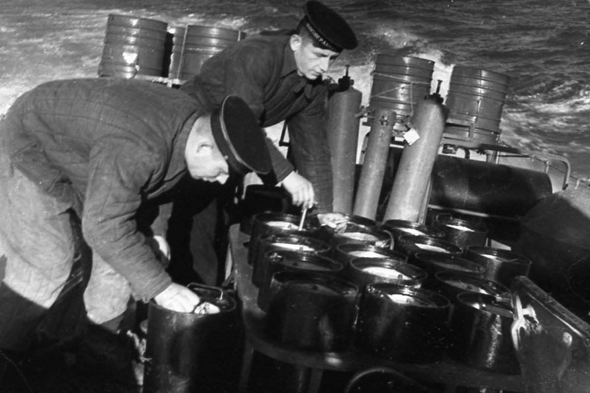 МО-4 Подготовка глубинных бомб на катере МО. 1942 3946893