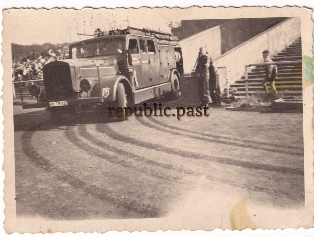 Foto LKW m. Geschütz oder Wasserwerfer Polizei Parade Kennzeichen