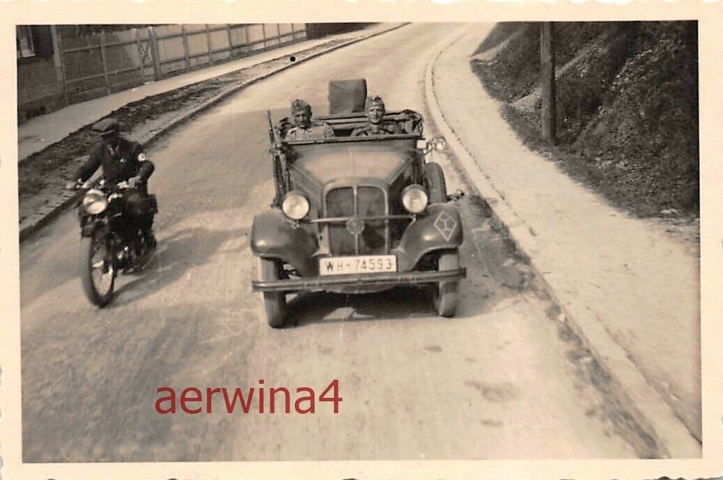 Kübelwagen Hanomag Rekord mit Division Zeichen