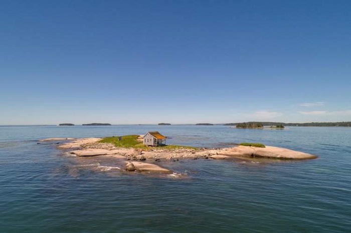 Ducks Ledges, sebuah pulau pribadi di pantai timur laut Amerika Serikat.