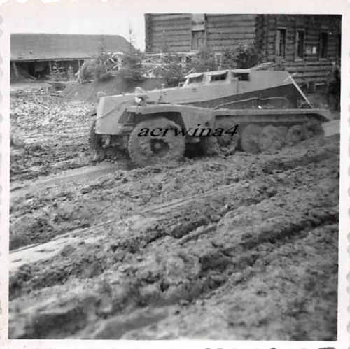 Schützenpanzerwagen Sd. Kfz. 253 im Schlamm Kalo