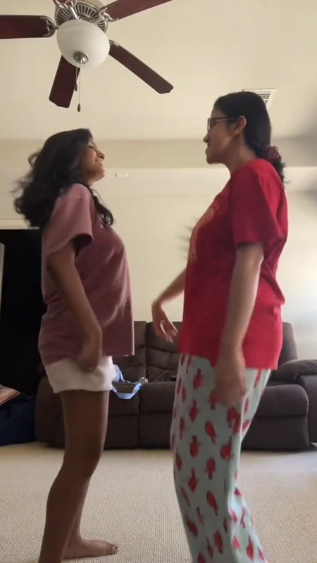 Desi girls big jiggling boobs in tshirt ans pants.mp4_snapshot_00.01.594