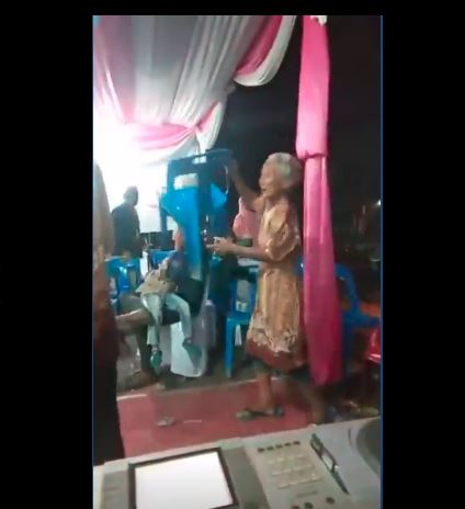 Nenek berniat lempar kursi pada kakek