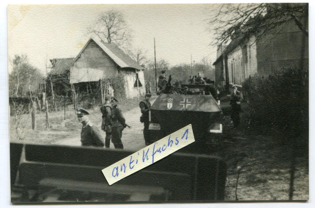 WH-Schützen-Panzer ( 251-9) mit Wappen in Frankr