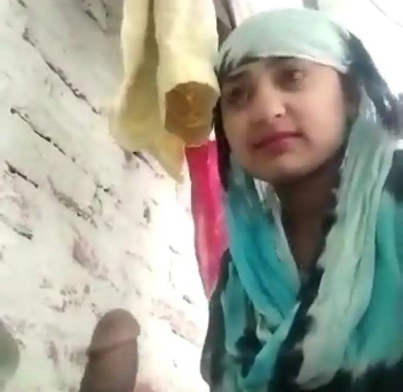 Horney Girl giving hand job and sucking viral mms