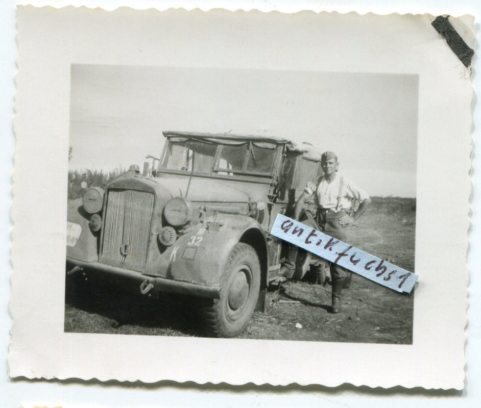 WH-Militär-Kübelwagen mit taktischen Zeichen im 2.WK