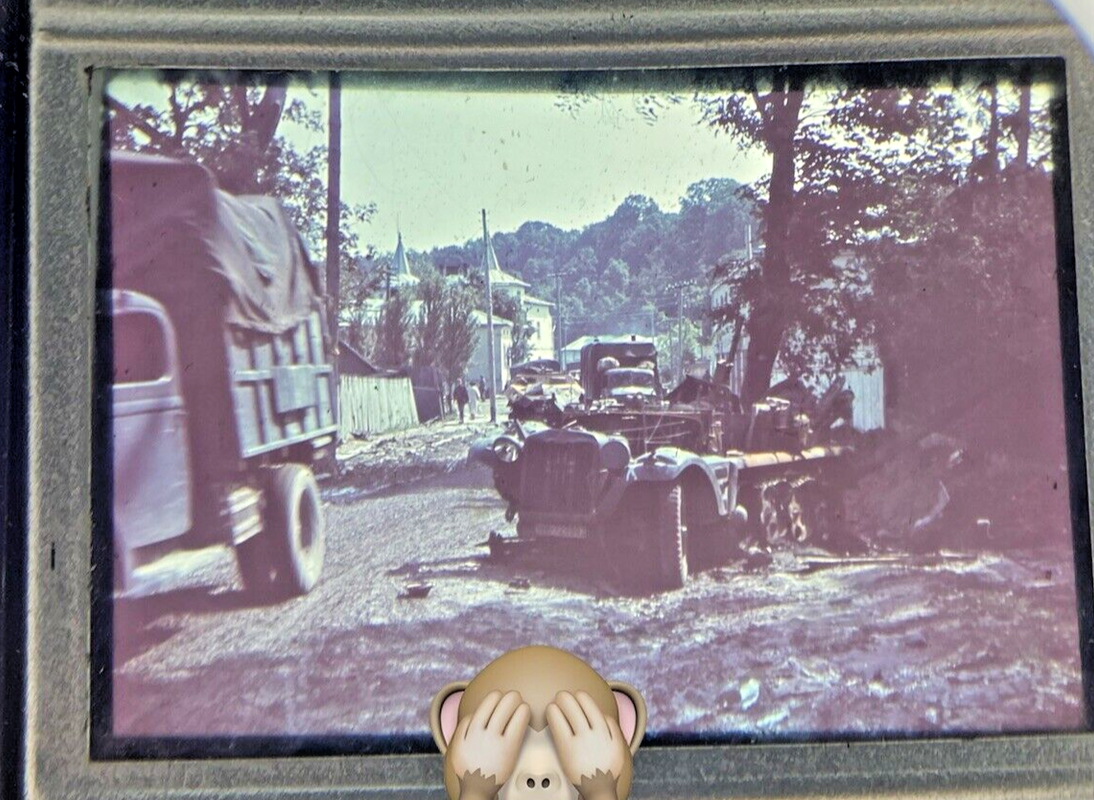 Agfacolor Farbdia 297 Inf. Division SDKFZ zerstört LKW Vormarsch